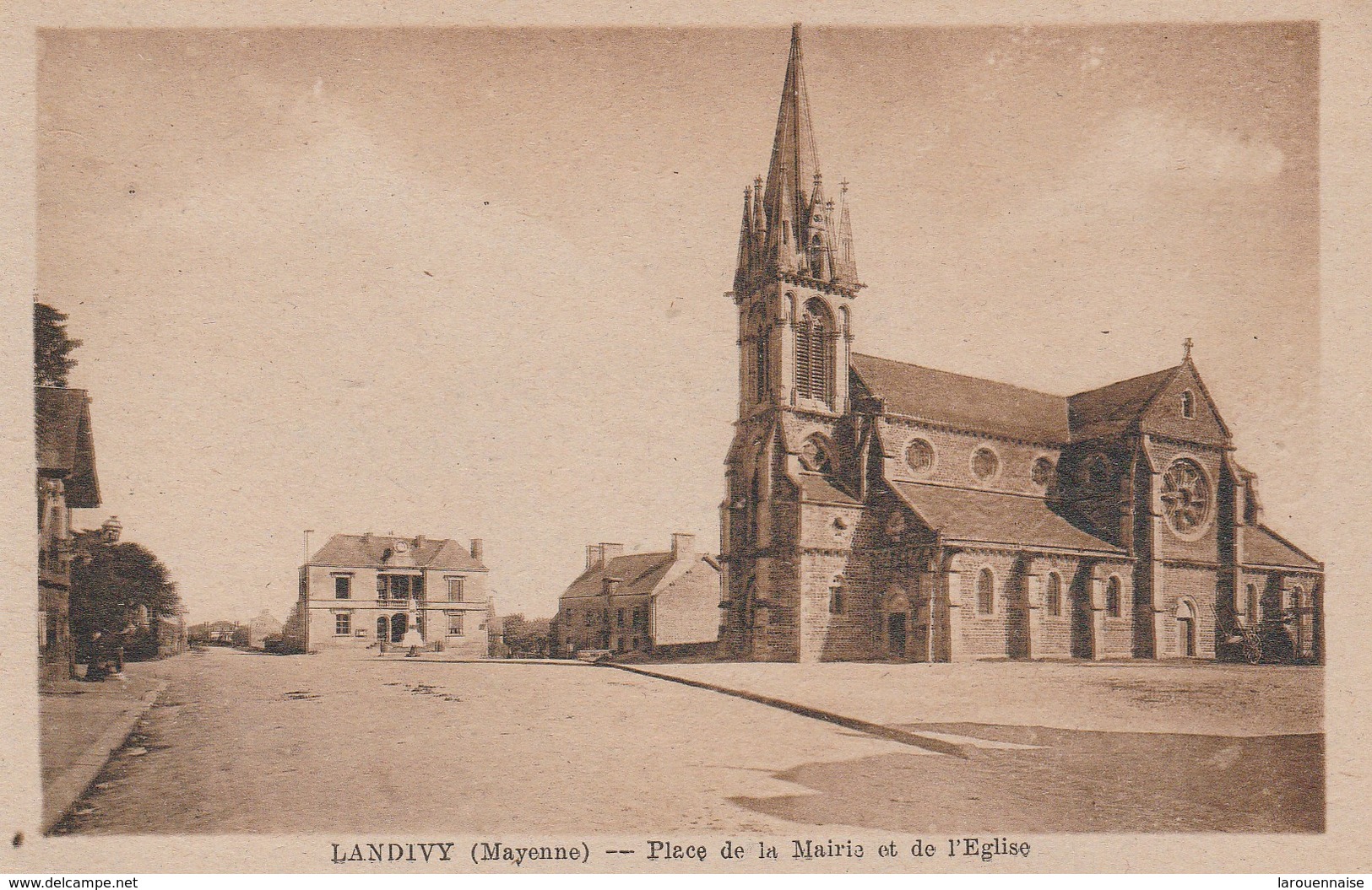 53 - LANDIVY - Place De La Mairie Et De L' Eglise - Landivy