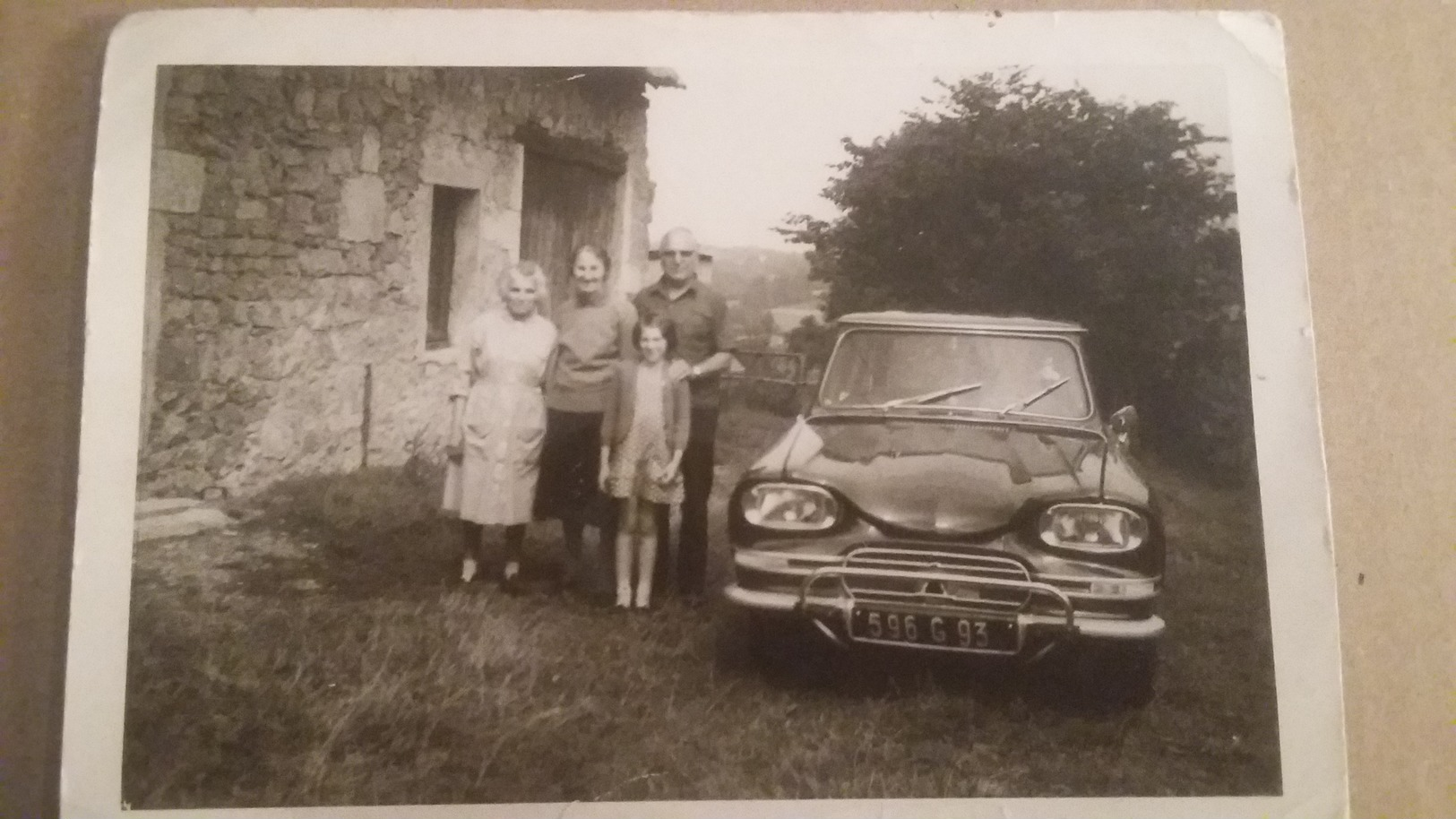 Phography :ancienne Photo D'une Voiture Ancienne AMI 8 . Et D'une Famille . - Automobiles