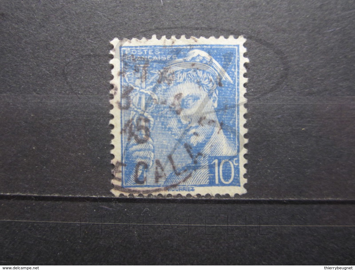 VEND BEAU TIMBRE DE FRANCE N° 546 , FOND LIGNE ( IMPRESSION DEFECTUEUSE ) !!! - Usados