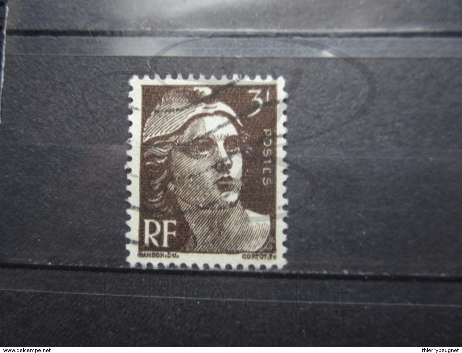 VEND BEAU TIMBRE DE FRANCE N° 715 , FOND LIGNE (c) !!! - Gebraucht