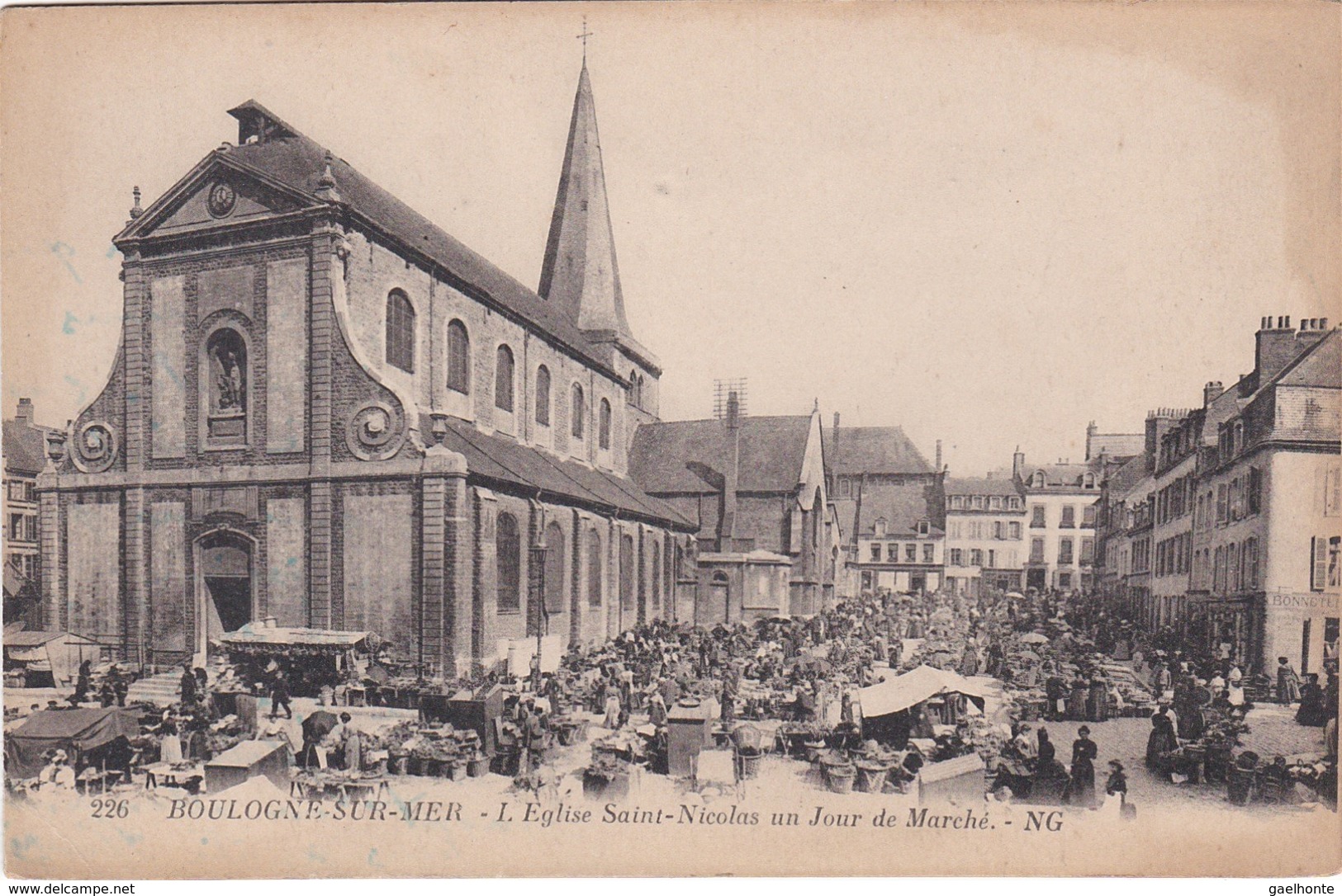 F62-038 BOULOGNE SUR MER - L'EGLISE SAINT NICOLAS UN JOUR DE MARCHE - Boulogne Sur Mer