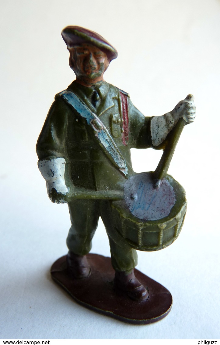 FIGURINE QUIRALU PLASTIQUE ARMEES MODERNES BERET MARRON SOCLE Marron TAMBOUR  60's Pas Starlux Clairet Cyrnos, - Militaires