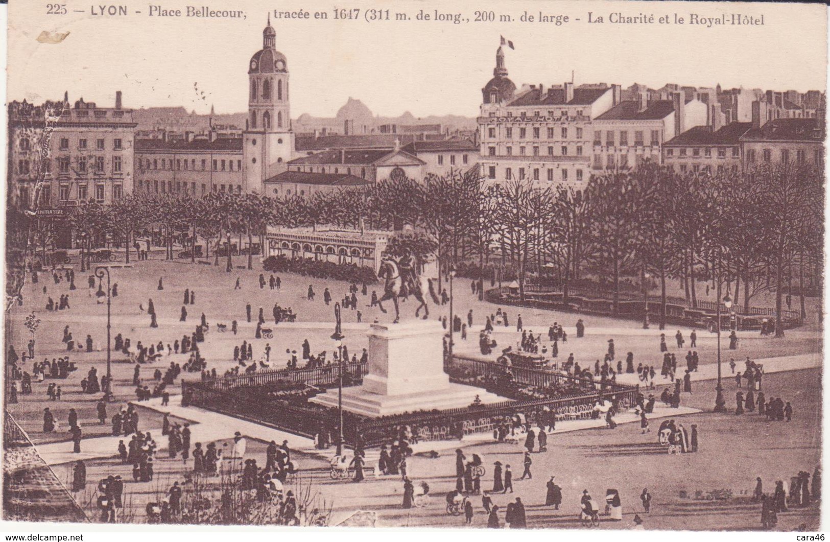 CPA - 225. LYON Place Bellecour .......la Charité Et Le Royal Hôtel - Lyon 1