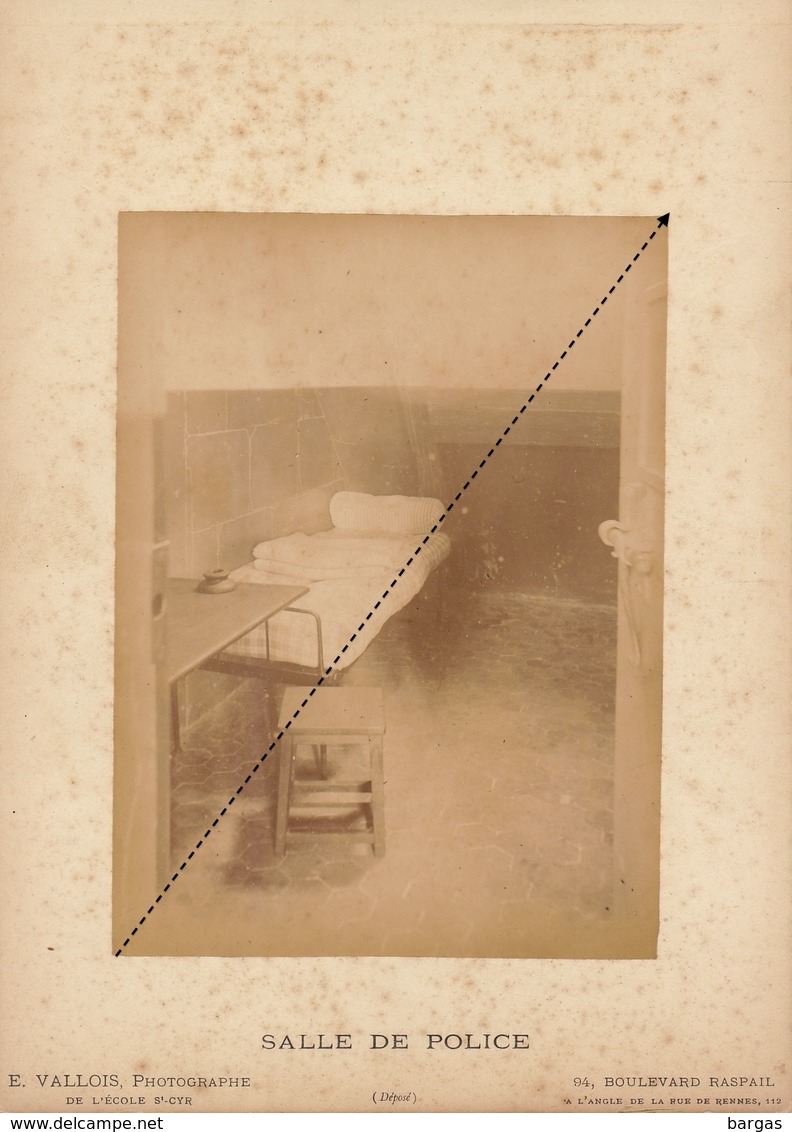1887 Rare Photo Sur Carton De L'école Spéciale Militaire De Saint Cyr Par E. Vallois Salle De Police - Guerre, Militaire