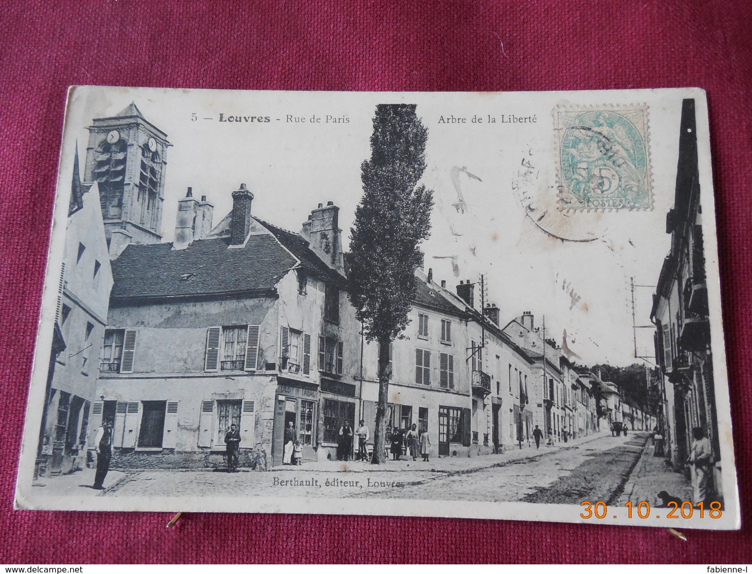 CPA - Louvres - Rue De Paris - Arbre De La Liberté - Louvres