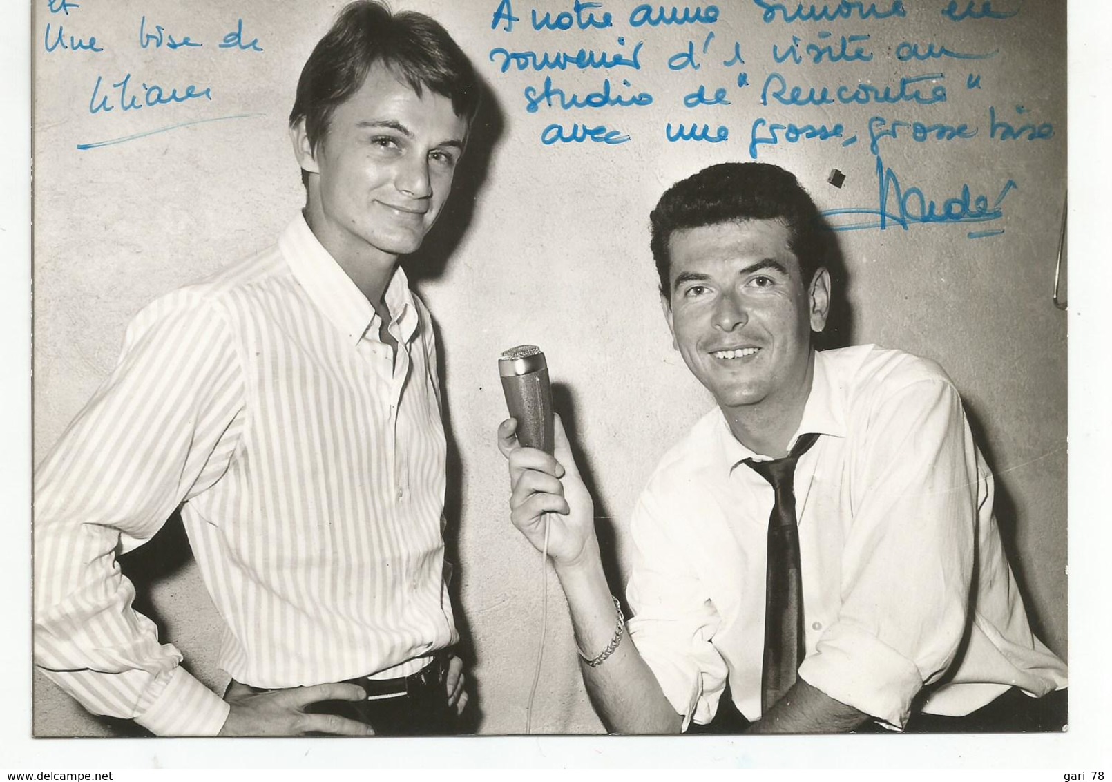 Photo De 1965 Claude François Au Studio De RMC, Et André Pellegrin - Signé Par Ce Dernier Et Liliane Rose - Célébrités