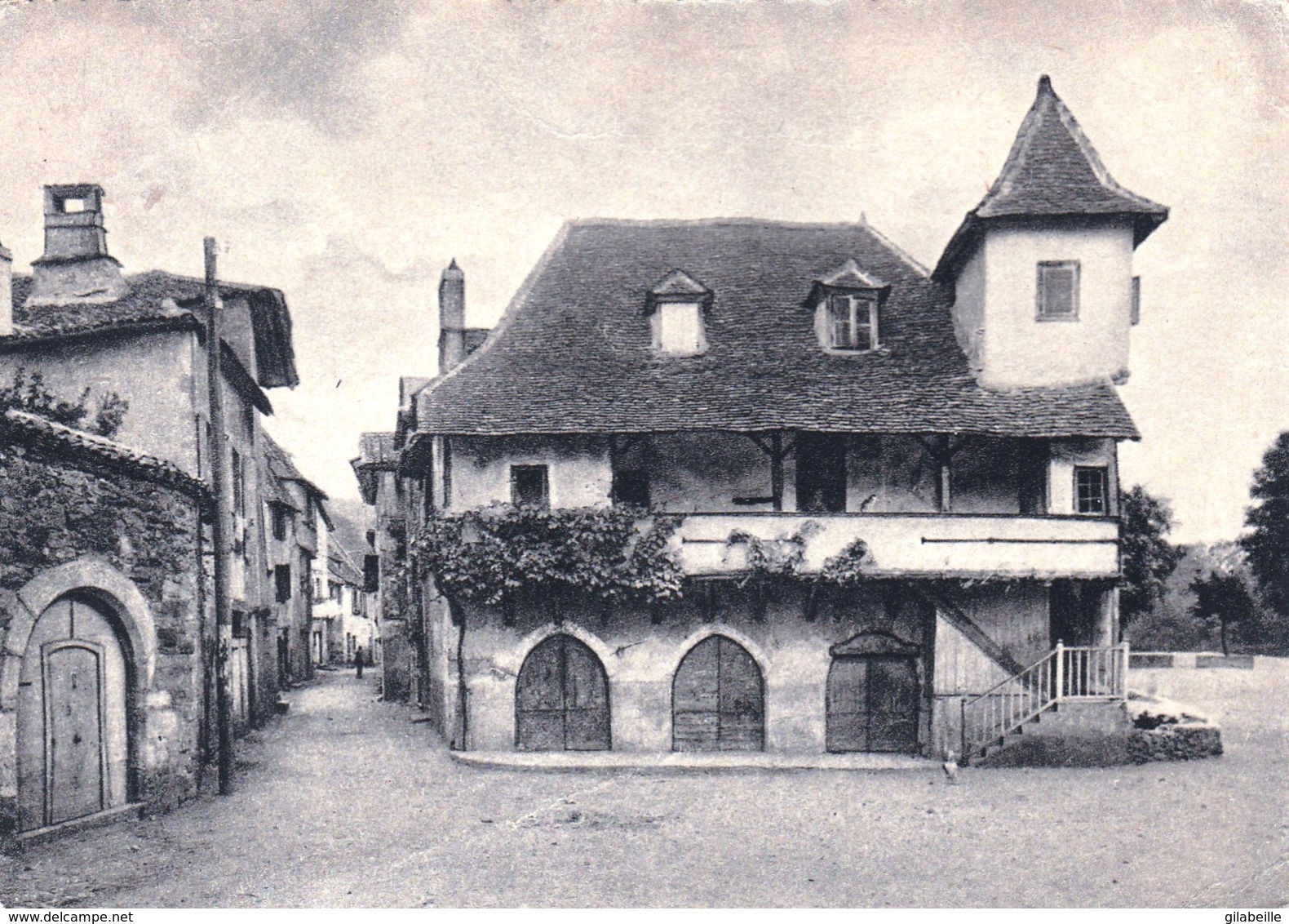 19 - Correze -  BEAULIEU Sur DORDOGNE  - L Auberge De Jeunesse Et Place Du Monthuruc - Autres & Non Classés