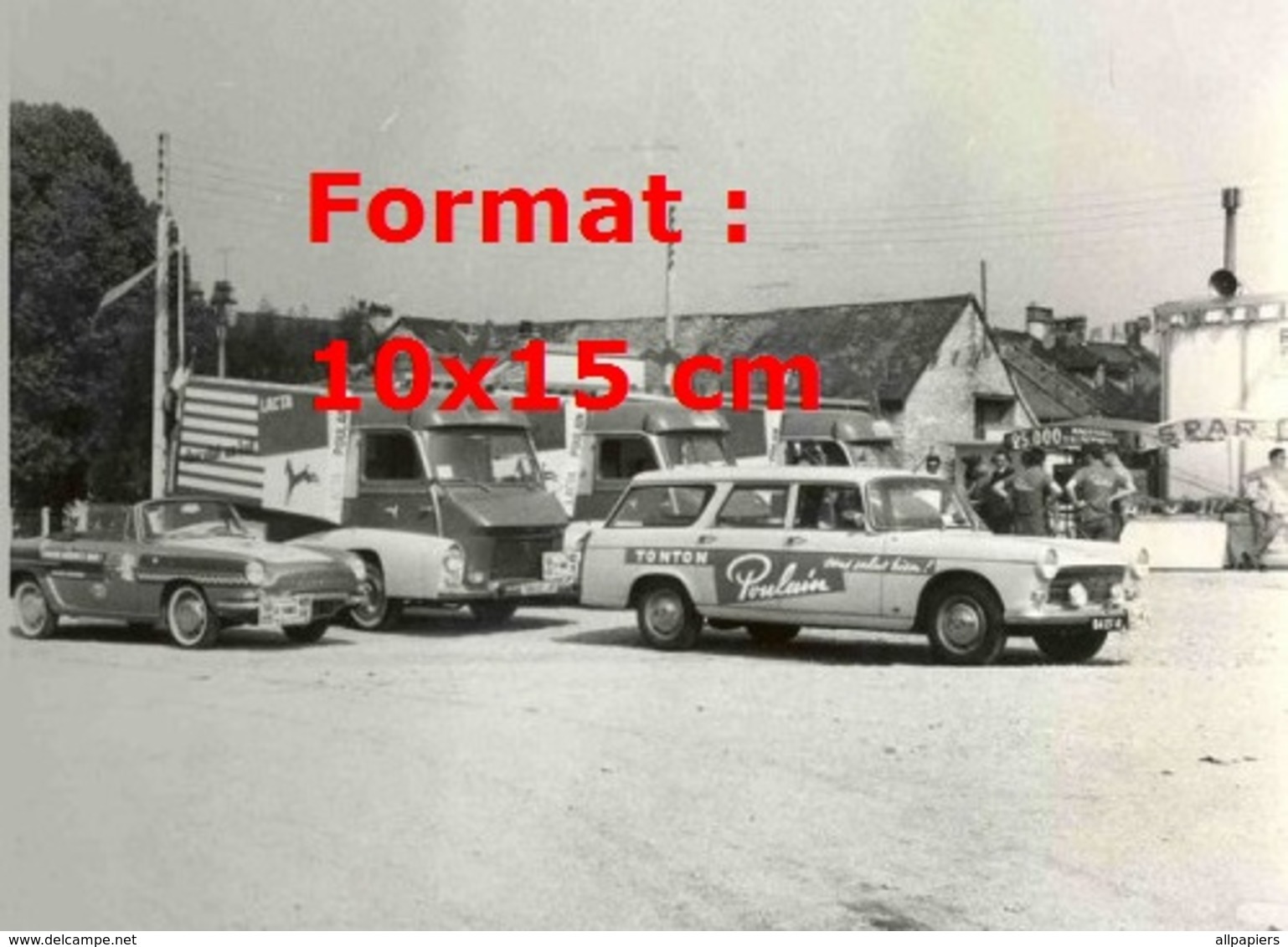 Reproduction D'une Photographie D'une Peugeot 404 Break Publicitaire Chocolat Poulain Au Tour De France De 1963 - Autres & Non Classés