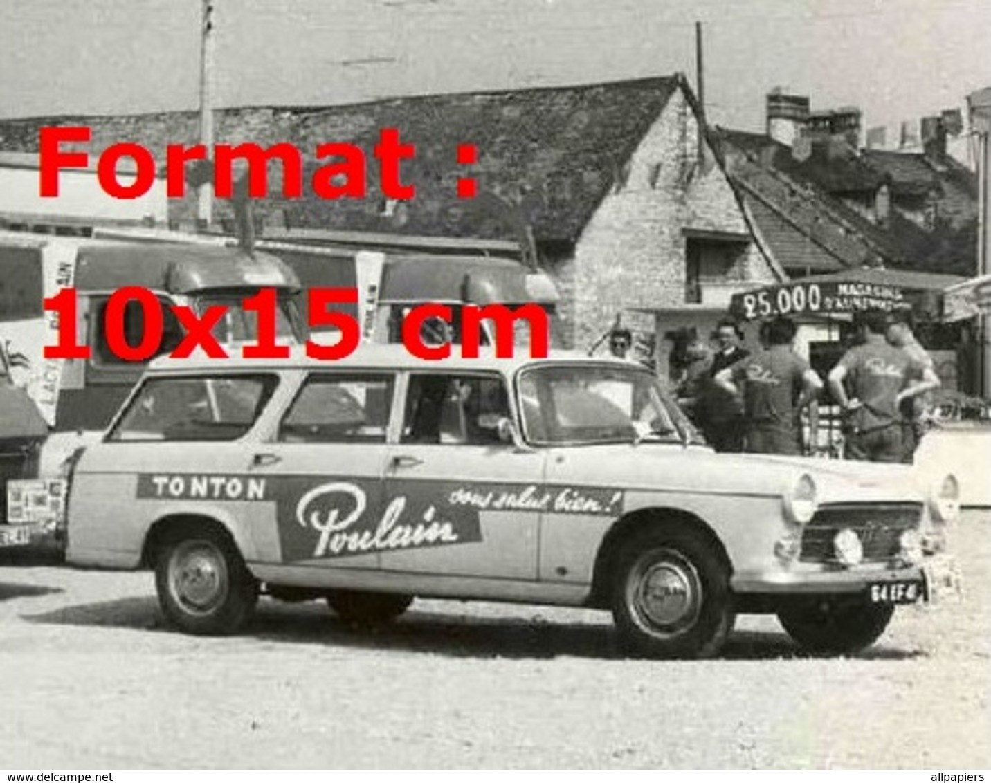 Reproduction D'une Photographie D'une Vue D'une Peugeot 404 Break Publicitaire Chocolat Poulain Au Tour De France 1963 - Autres & Non Classés