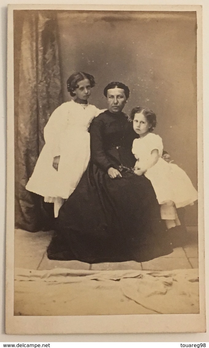 CDV. Femme Avec Ses Deux Petites Filles. Nommées. Photographe Desavary-Dutilleux à Arras. - Anciennes (Av. 1900)