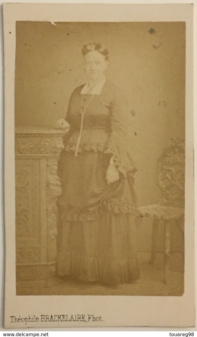 CDV. Femme Avec Robe. Photographe Théophile Brackelaire à Tournai. Inscription Au Dos. - Anciennes (Av. 1900)