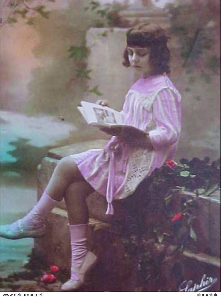 Cpa Photo PETITE FILLE Sur Un Banc, LIVRE D IMAGES  CUTE GIRL PINK DRESS READING BOOK EDITEUR SAPHIR - Scene & Paesaggi