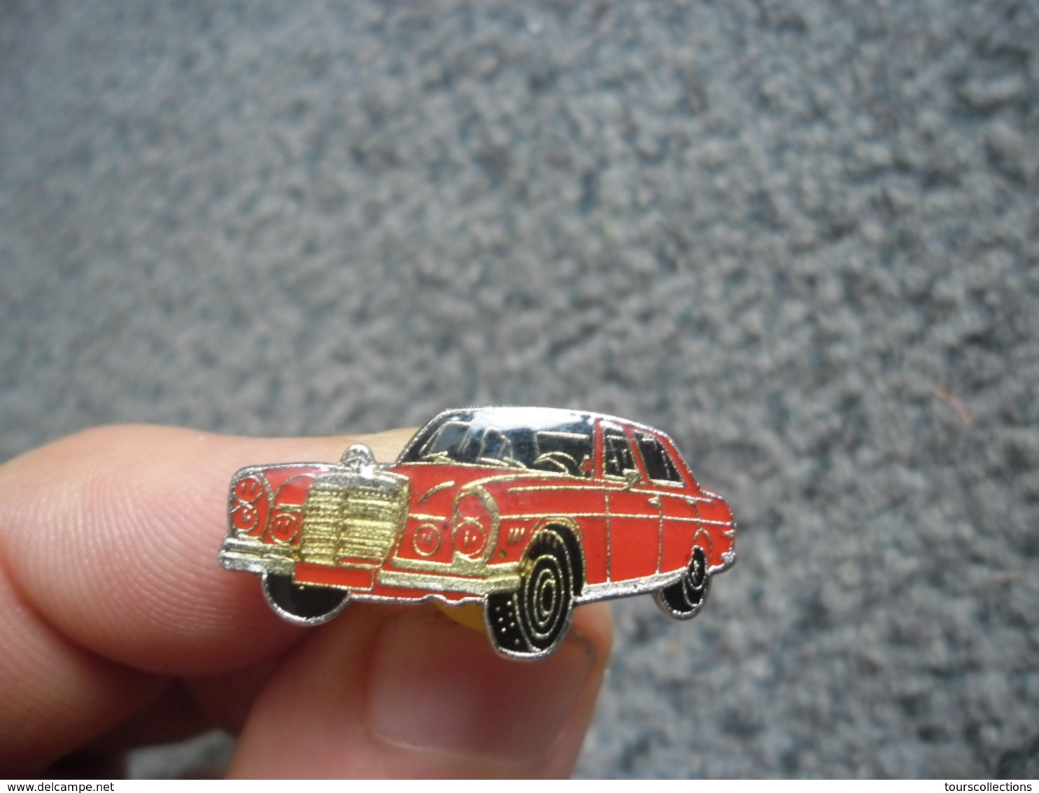 PIN'S AUTOMOBILE MERCEDES BENZ W 108 Style 280 SE De 1972 @ 26 Mm X 13 Mm - Mercedes