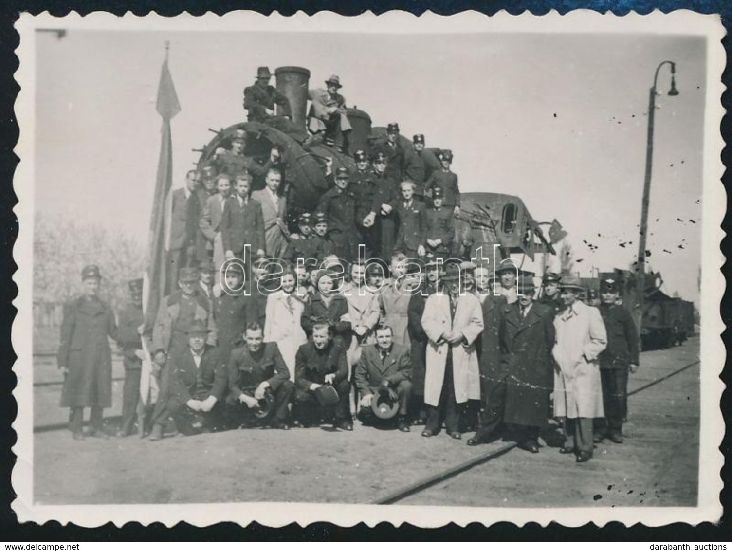 1945 Katonák és Civilek Sérült Mozdonnyal, Csoportkép, Fotó, 6×8 Cm - Non Classés