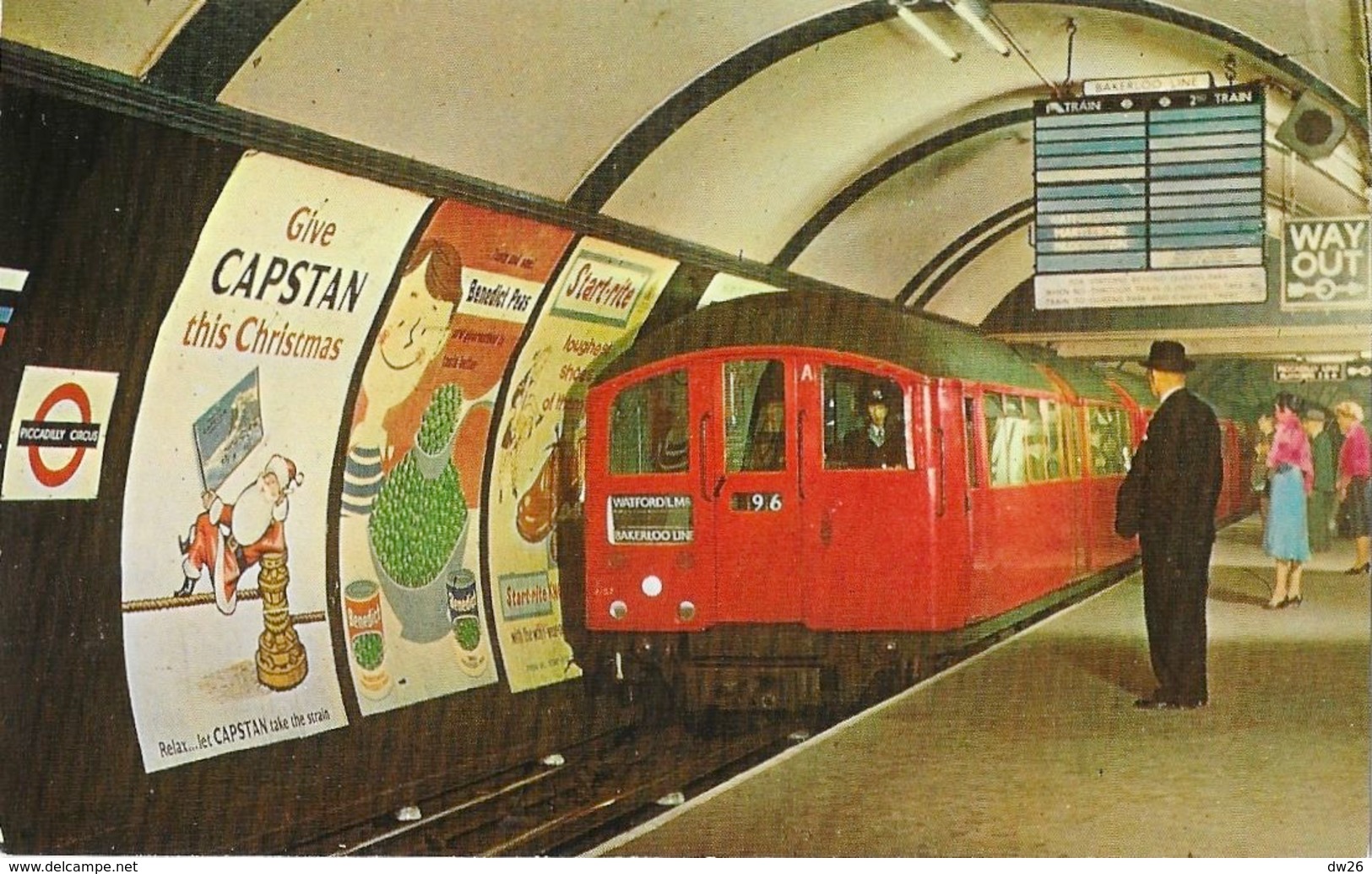 Métro Londonien - Tube Train Entering Piccadilly Circus Station, London - Carte Non Circulée - Piccadilly Circus