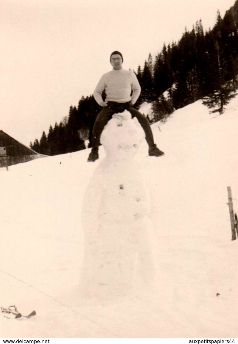 5 Photos Originales Hiver, Neige Et Histoire D'Amitié Avec Un Bonhomme De Neige Géant Vers 1950/60 - Anonyme Personen