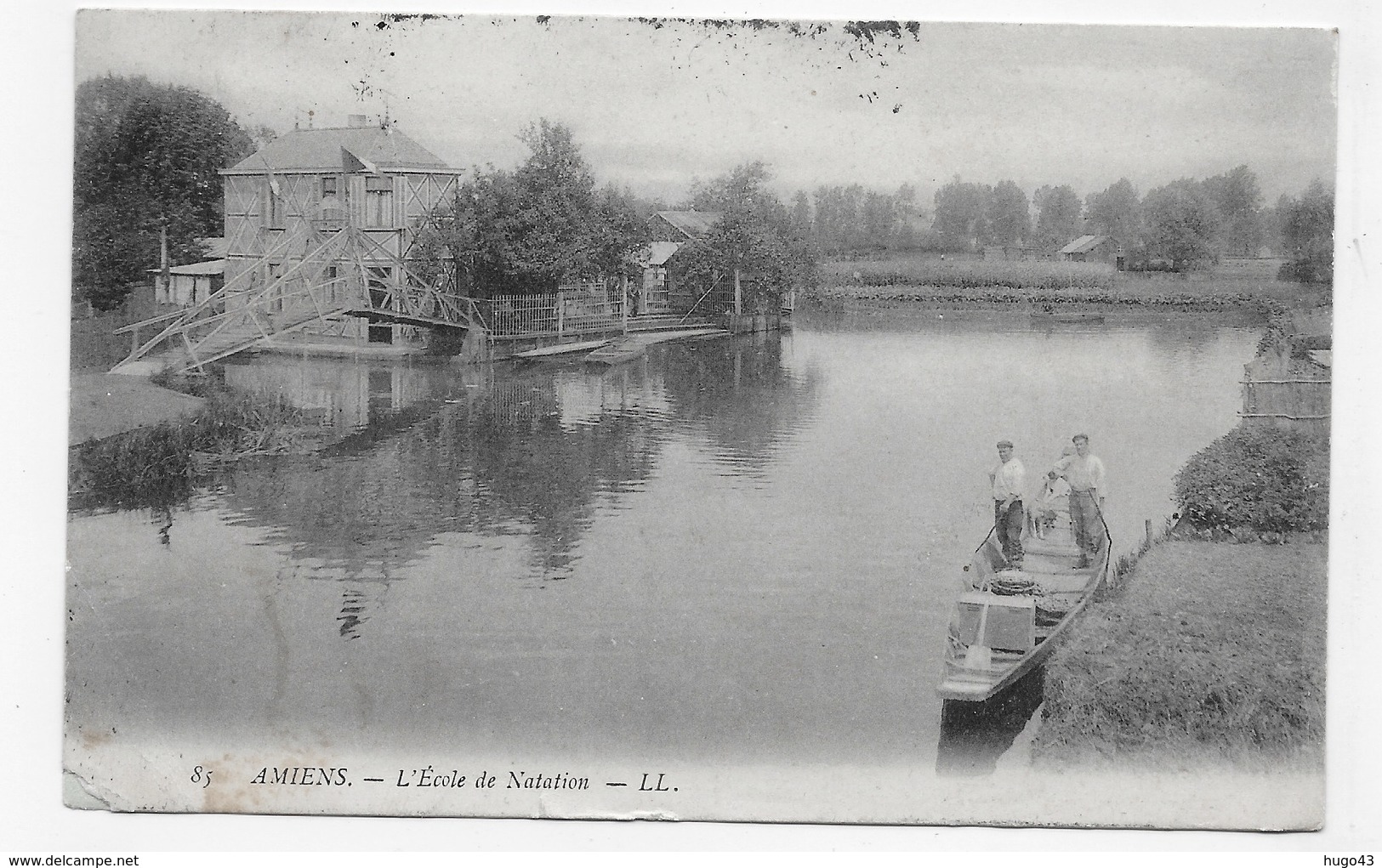 (RECTO / VERSO) AMIENS - N° 85 - L' ECOLE DE NATATION AVEC PERSONNAGES SUR BARQUE - ANGLE BAS A GAUCHE ABIME - CPA - Amiens