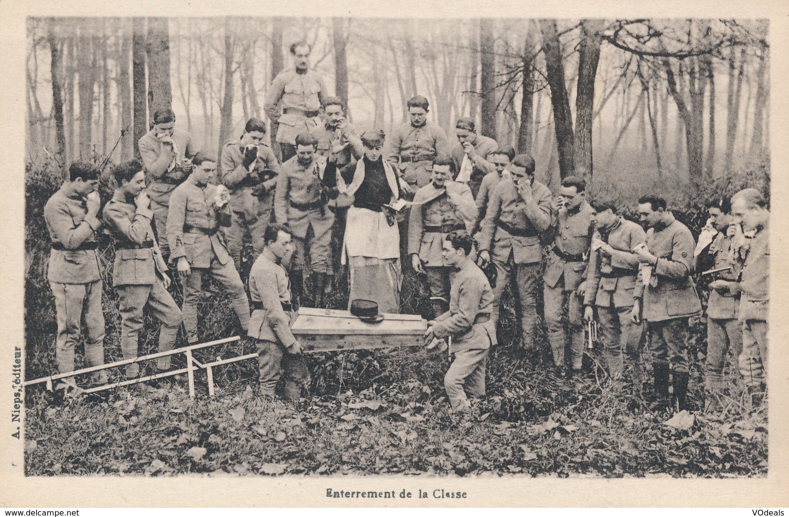 CPA - Thèmes - Militaria - Guerre 1914-18 - Enterrement De La Classe - Guerre 1914-18