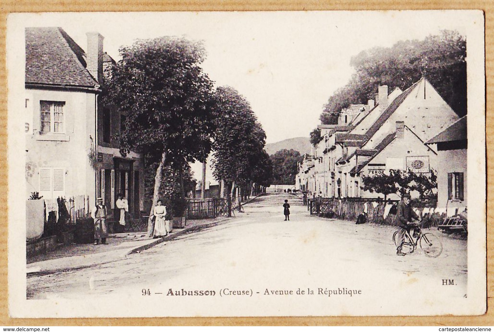 X23030 Peu Commun (Edit HM 94) AUBUSSON Avenue De La République Cycliste Animation Villageoise Creuse 1910s - Aubusson