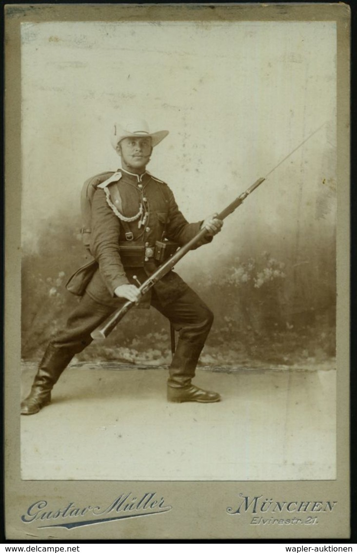 München 1900 (ca.) Orig. Potrait-Foto Eines Kolonial-Soldaten Mit Voller Ausrüstung ("Südwester-Hut", Gewehr Mit Bajonet - Autres & Non Classés