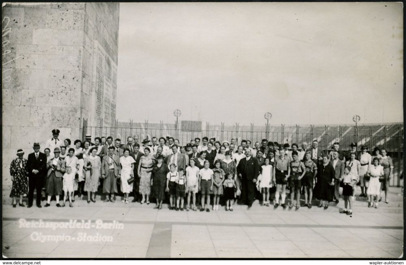 Berlin 1936 (Aug.) S/w.-Foto-Ak.: Reichssportfeld, Olympia-Stadion Mit Großer Besuchergruppe (nach Den Spielen) Ungebr., - Ete 1936: Berlin