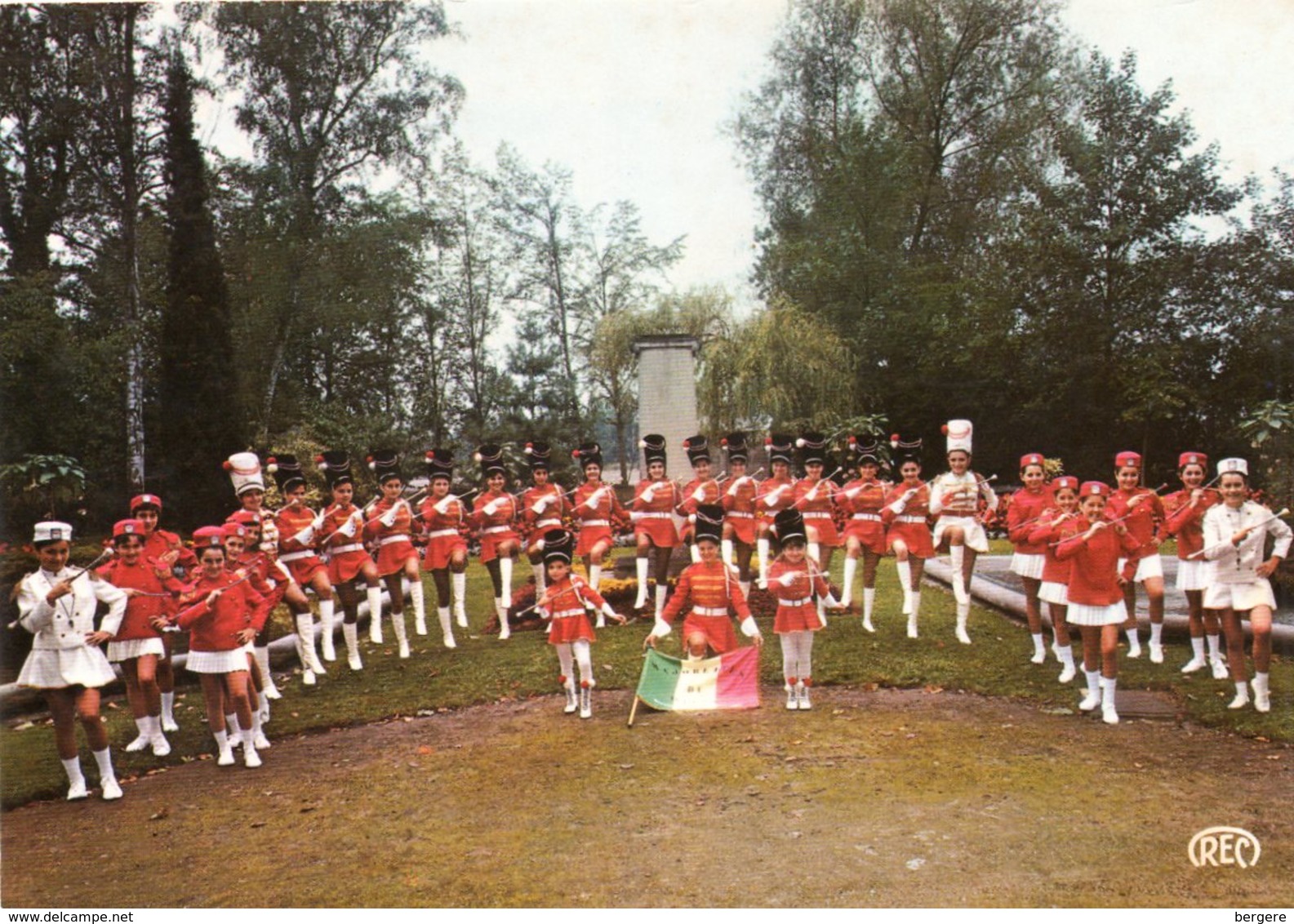 36. CP. CHATEAUROUX.  Les Majorettes Du Berry. - Chateauroux