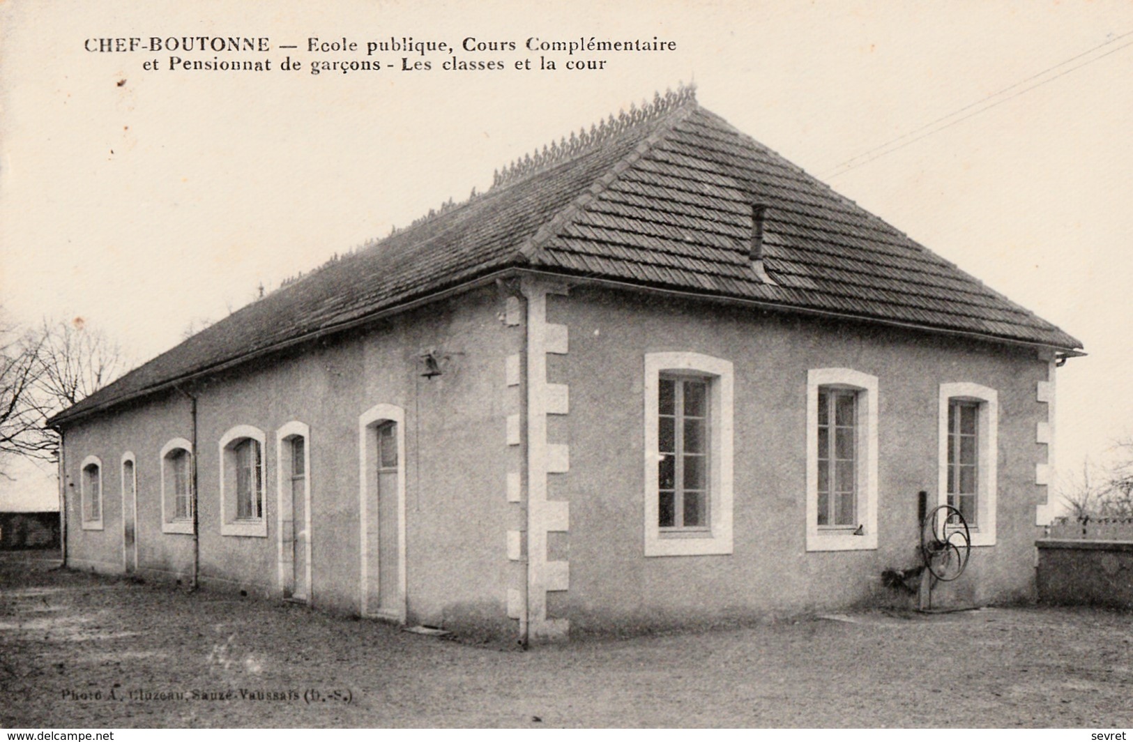 CHEF-BOUTONNE - Ecole Publique Cours Complémentaire Et Pensionnat De Garçons . Les Classes Et La Cour Carte .Rare - Chef Boutonne