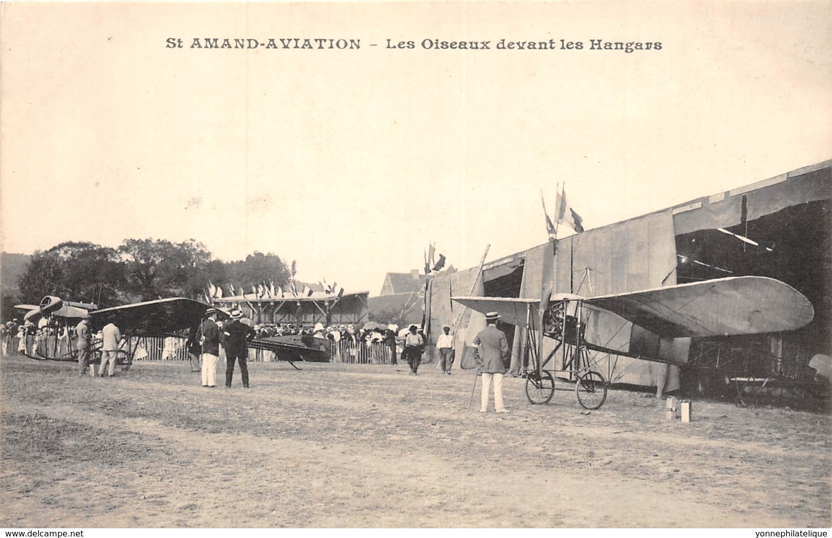 18 - CHER / Saint Amand Montrond - 182784 - Aviation - Les Oiseaux Devant Les Hangars - Saint-Amand-Montrond