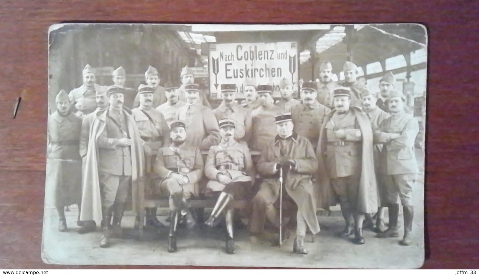 CARTE PHOTO GROUPE DE MILITAIRES - COBLENZ / EUSKIRCHEN - ALLEMAGNE - INDICATIONS DE REGIMENT EN ALLEMAND AU VERSO - Zu Identifizieren