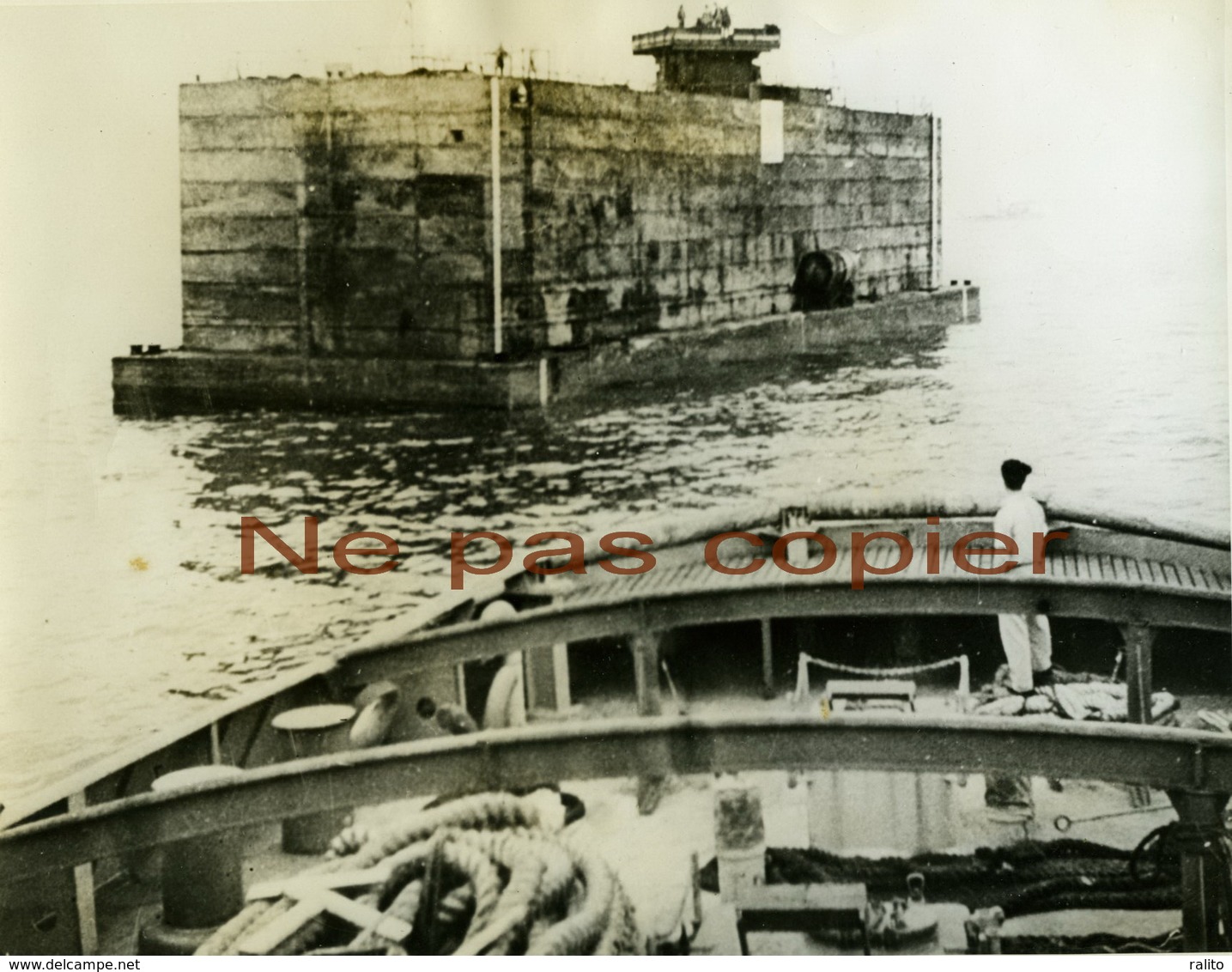 WWII Débarquement Port Flottant En Normandie Grande Photo D'époque Par Meyer Levin 1944 - Guerre, Militaire