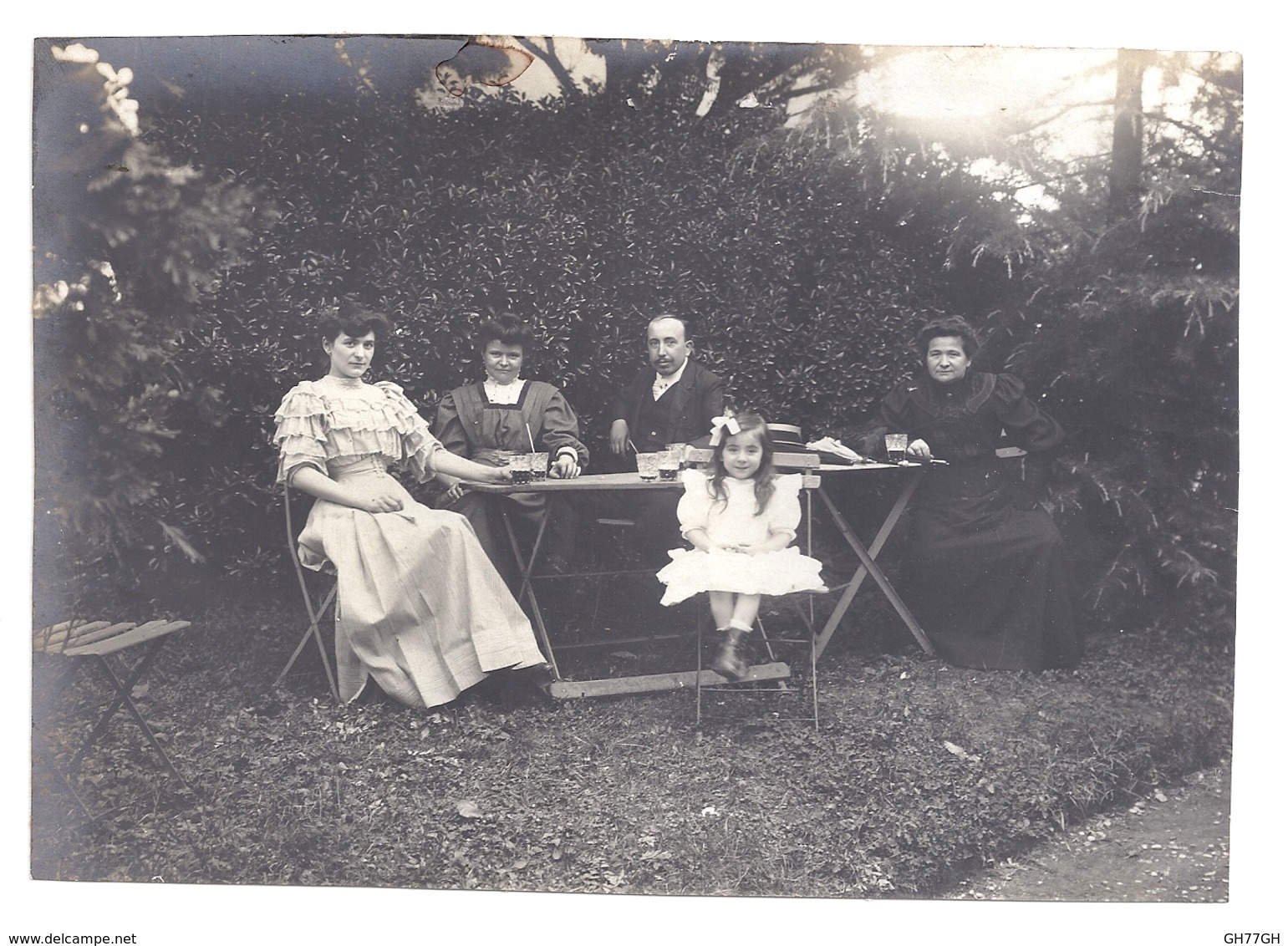 Photographie Ancienne -personnes Attablées ~1930? - Personnes Anonymes