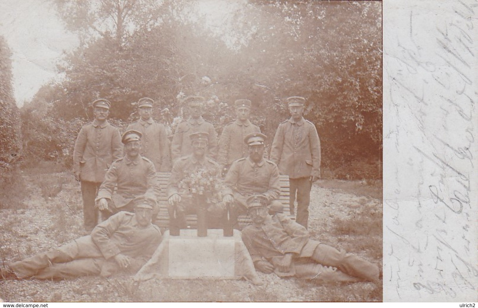 AK Foto Deutsche Soldaten Mit Flaschen Und Blumen - Feldpost 1915 (37442) - Oorlog 1914-18