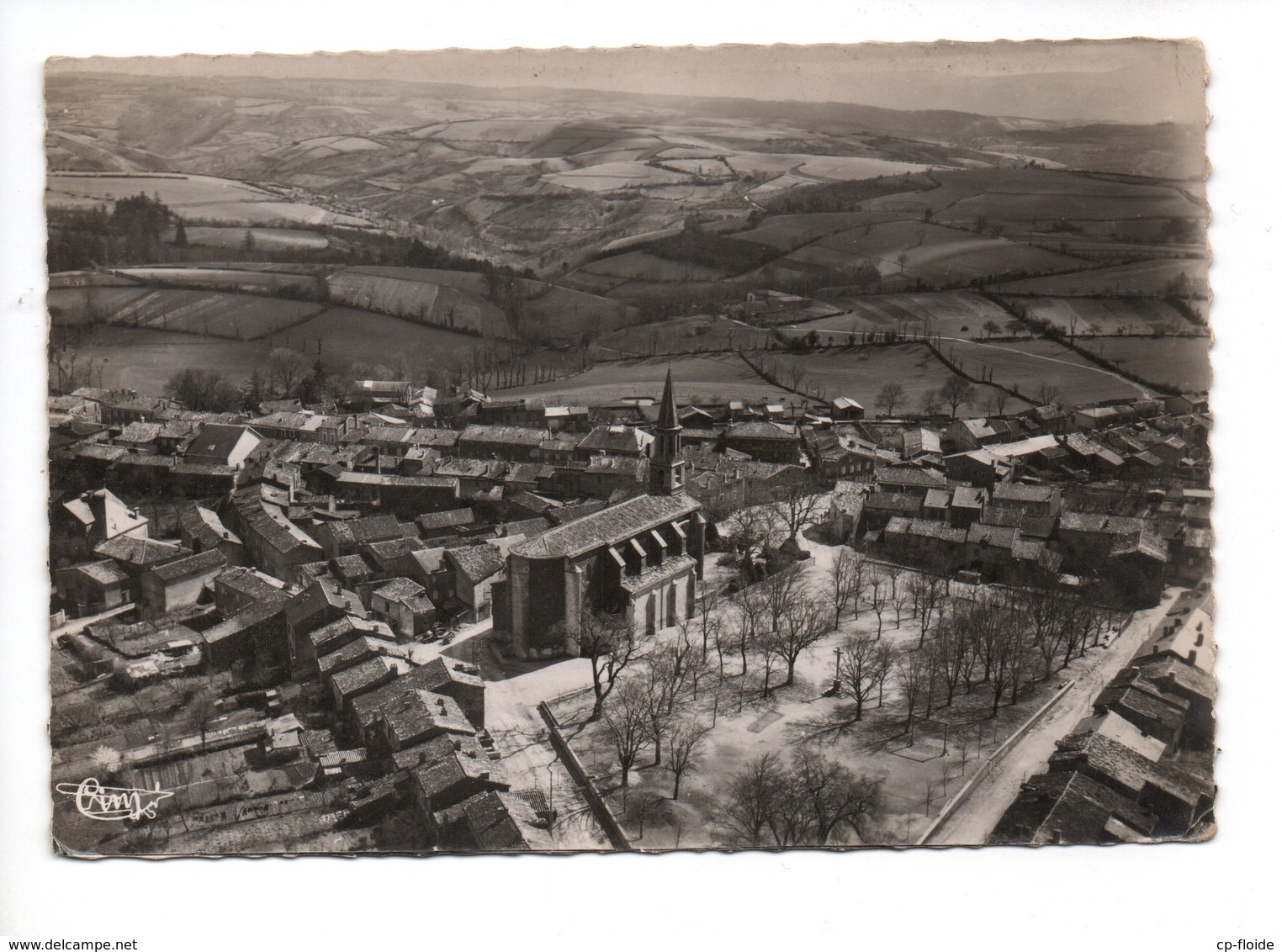 81 - MONTRÉDON-LABESSONNIE . VUE AÉRIENNE . LE FOIRAIL ET L'ÉGLISE - Réf. N°19550 - - Montredon Labessonie