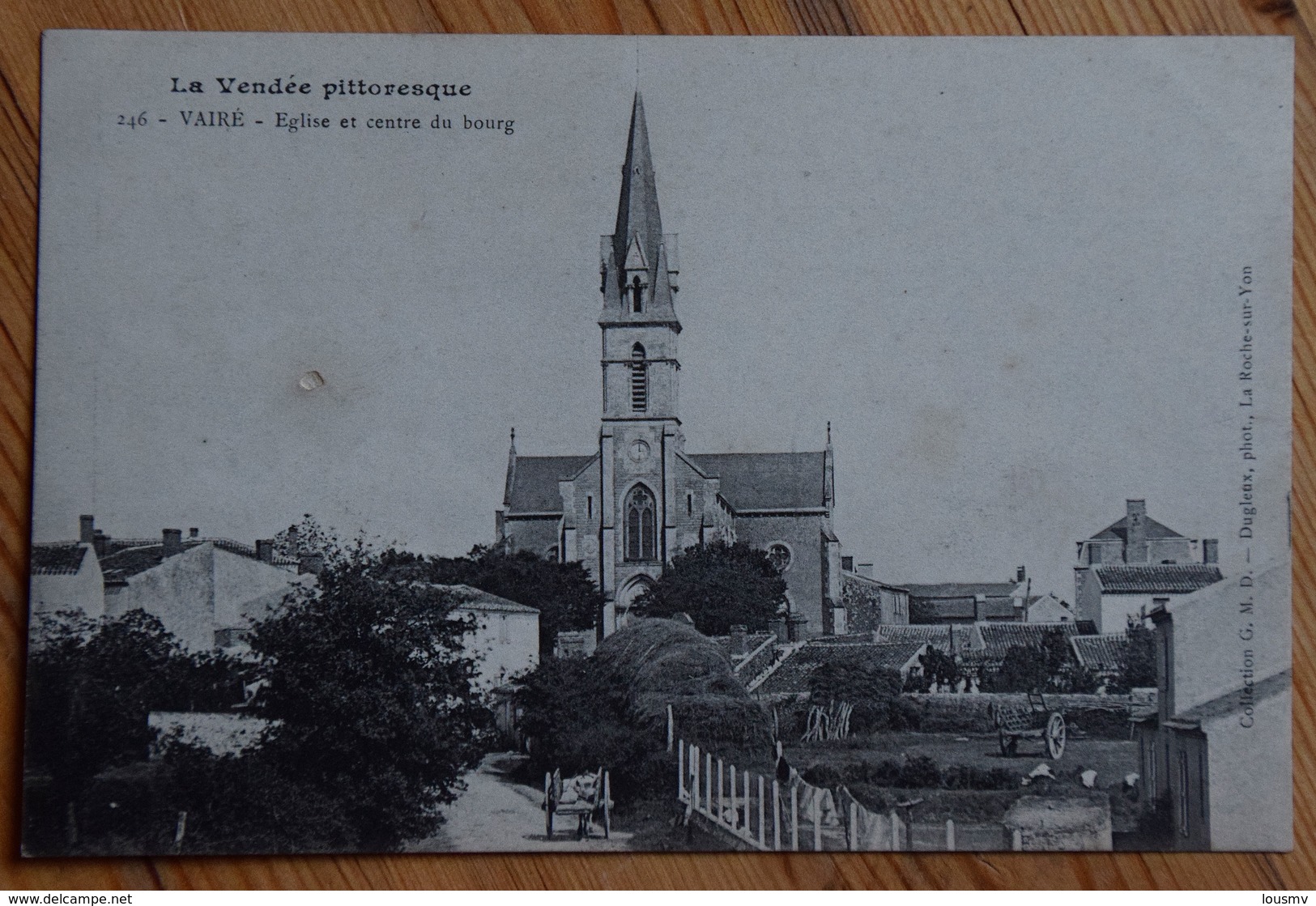 85 : Vairé - Eglise Et Centre Du Bourg - Petite Détérioration De Surface + Petites Détériorations Au Dos. - (n°13484) - Autres & Non Classés