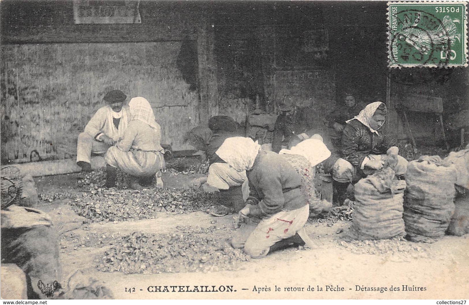 17-CHATELAILLON- APRES LE RETOUR DE LA PÊCHE , DETASSAGE DES HUÎTRES - Châtelaillon-Plage