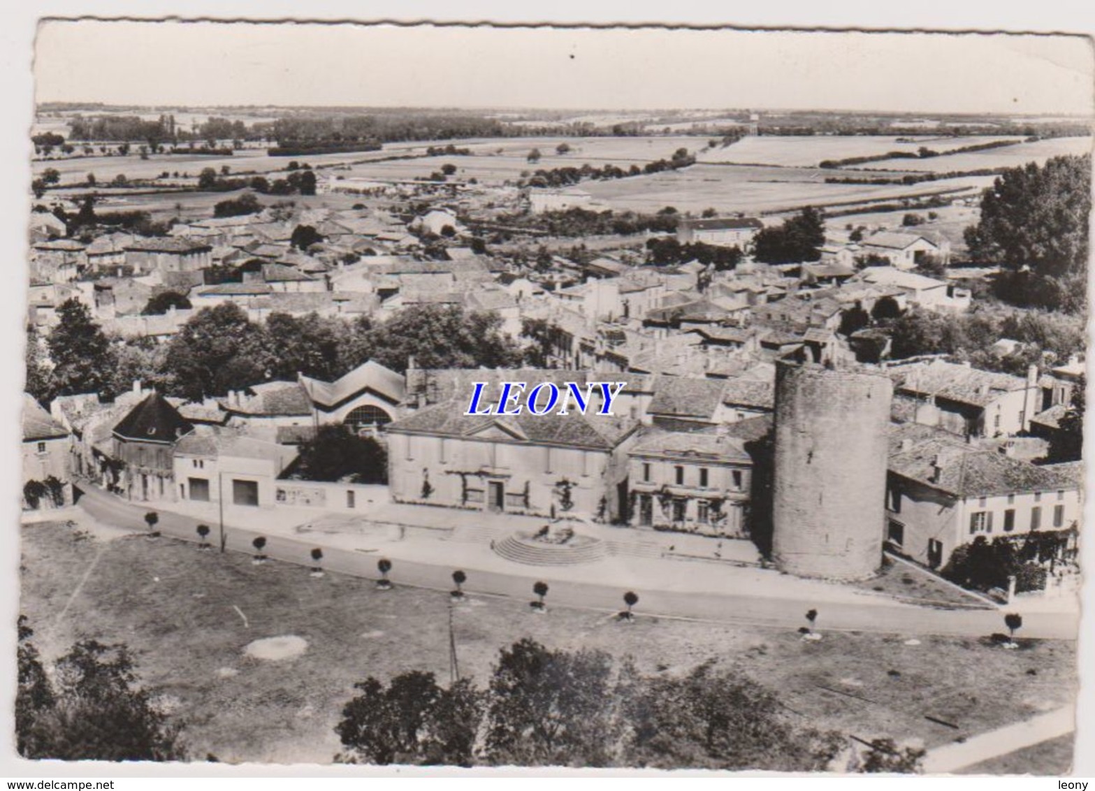 CPSM 10X15 D' AULNAY De SAINTONGE (17) - EN AVION AU-DESSUS DE ... La TOUR- L'HÔTEL De VILLE Et La POSTE - Aulnay