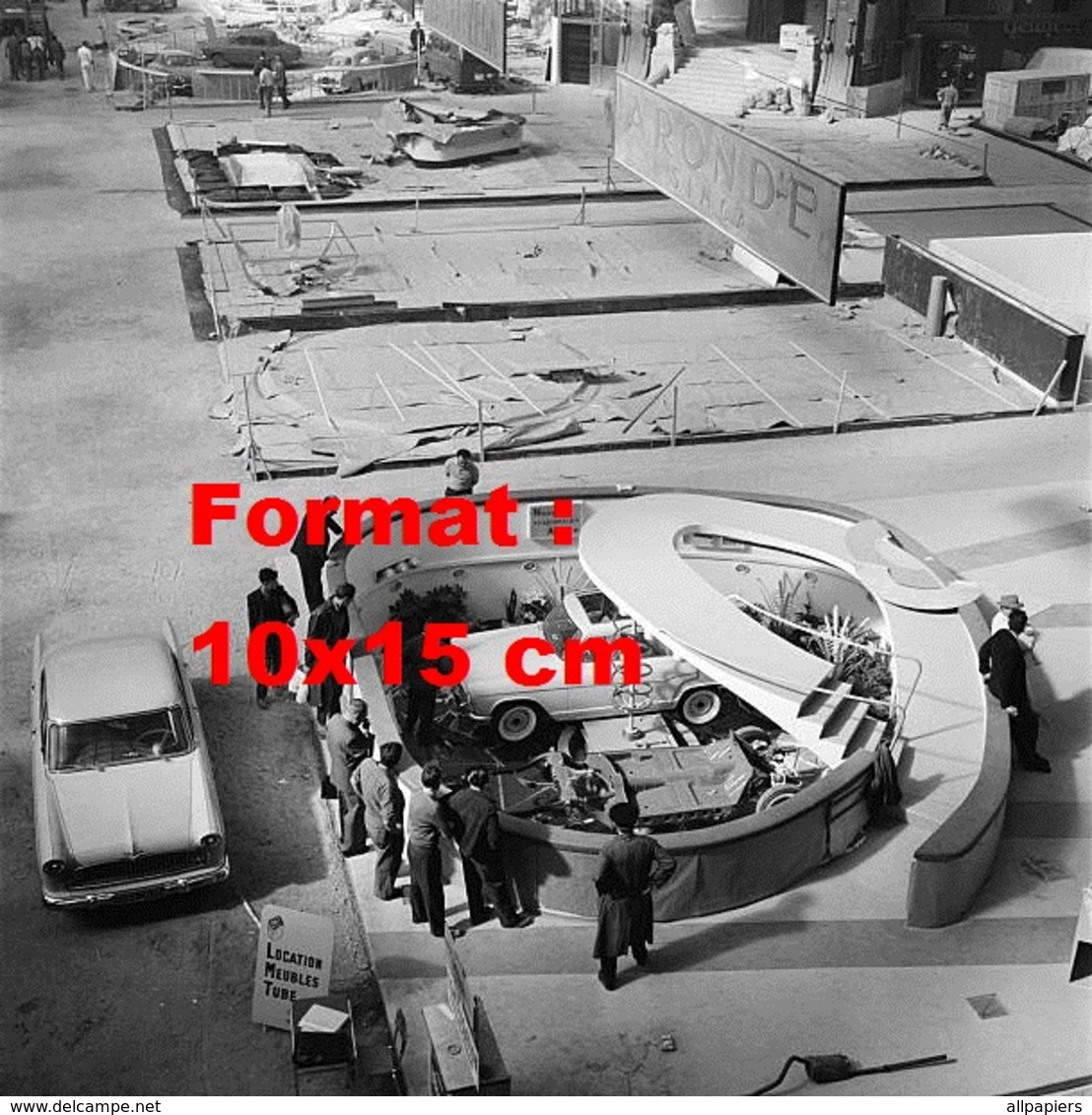 Reproduction D'une Photographie De La Préparation Du Stand Simca Aronde Au Salon De L'automobile à Paris En 1959 - Autres & Non Classés