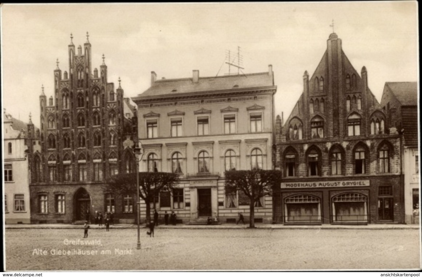 Cp Greifswald In Mecklenburg Vorpommern, Alte Giebelhäuser Am Markt, Modehaus August Grygiel - Autres & Non Classés