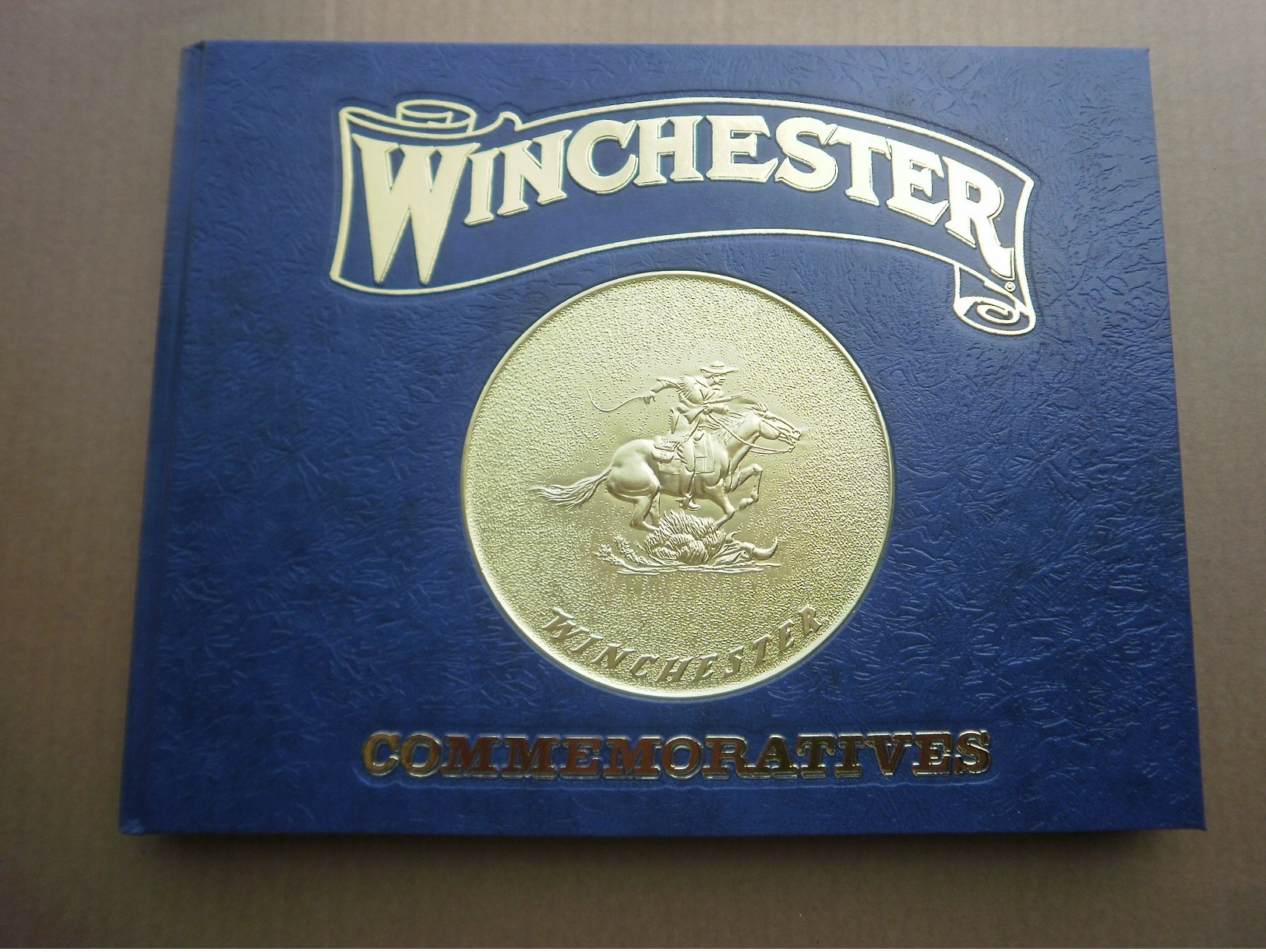 PORT COMPRIS - RARISSIME LIVRE ''WINCHESTER COMMEMORATIVES'' DE TOM TROLARD VOLUME 1 COUVERTURE BLEUE EDITION EUROPEENNE - Livres Sur Les Collections