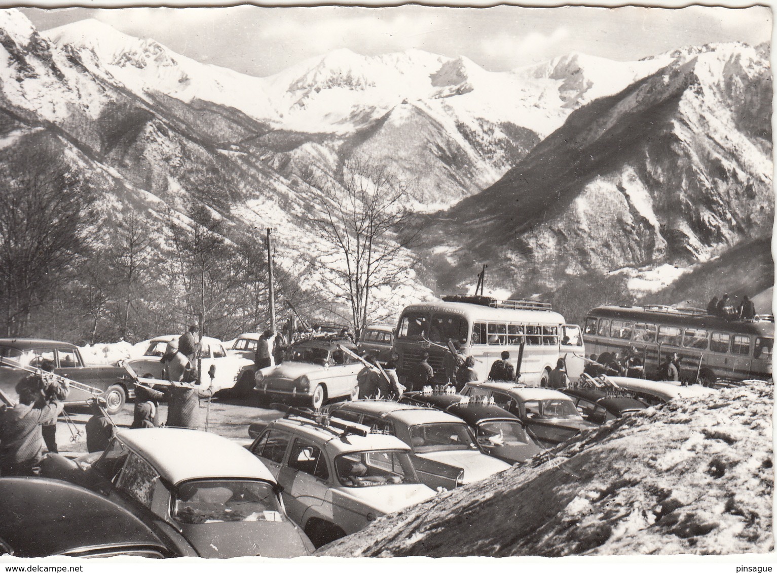 AULUS LATRAPPE  Le Parking Avec De Nombreuses Voitures Et Autobus - Andere & Zonder Classificatie