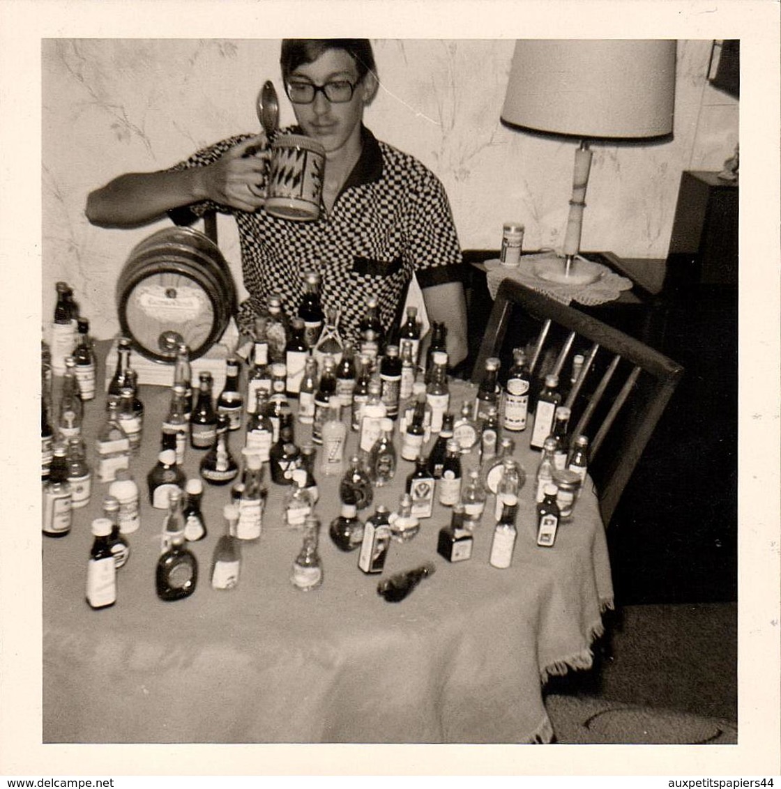 Photo Carrée Originale Portrait Du Collectionneur De Mignonnettes D'Alcool Alors Que La Moustache Commence à Lui Pousser - Objects