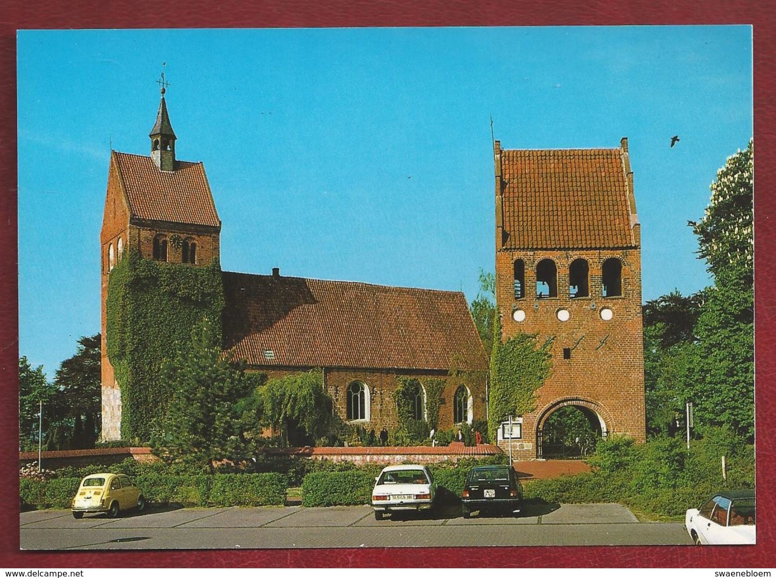 DE.- Bad Zwischenahn. Kirche Mit Glockenturm. Old Cars - Bad Zwischenahn