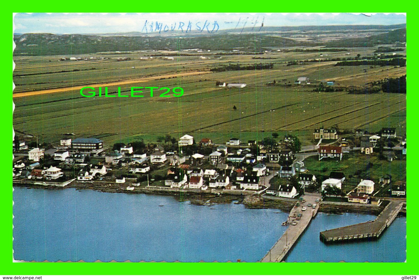 KAMOURASKA, QUÉBEC - VUE AÉRIENNE DE LA VILLE DE KAMOURASKA - PIER PHOTO COULEUR ENR. - - Autres & Non Classés