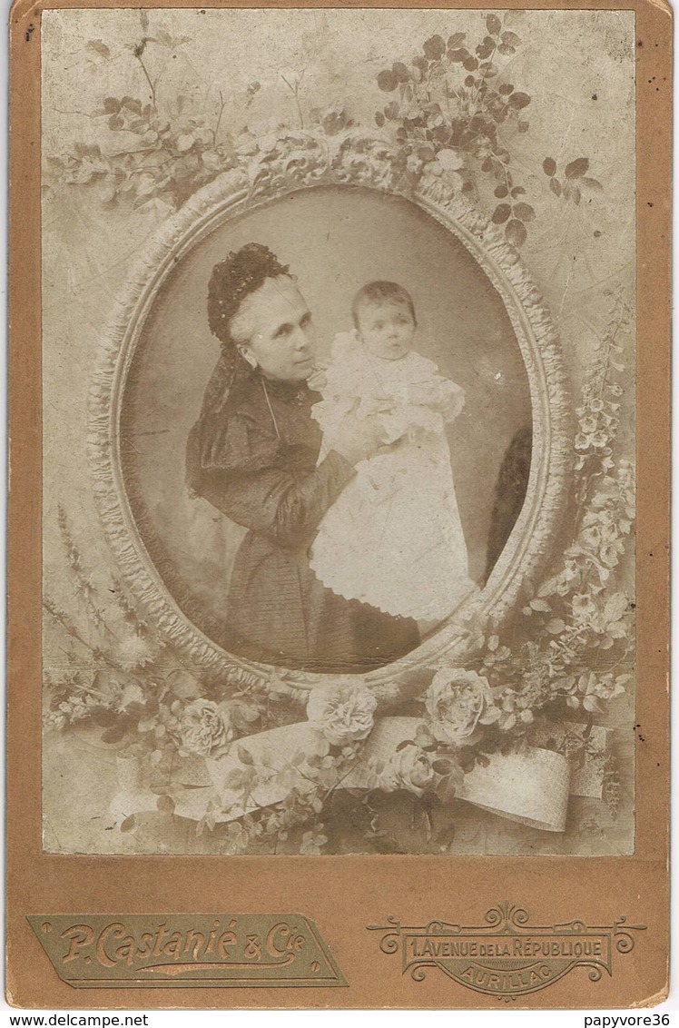 PHOTO D'une Grand-Mère Tenant Dans Ses Bras Un Enfant - Coiffe - Photo P. CASTANIE à Aurillac Vers 1890 - Ancianas (antes De 1900)