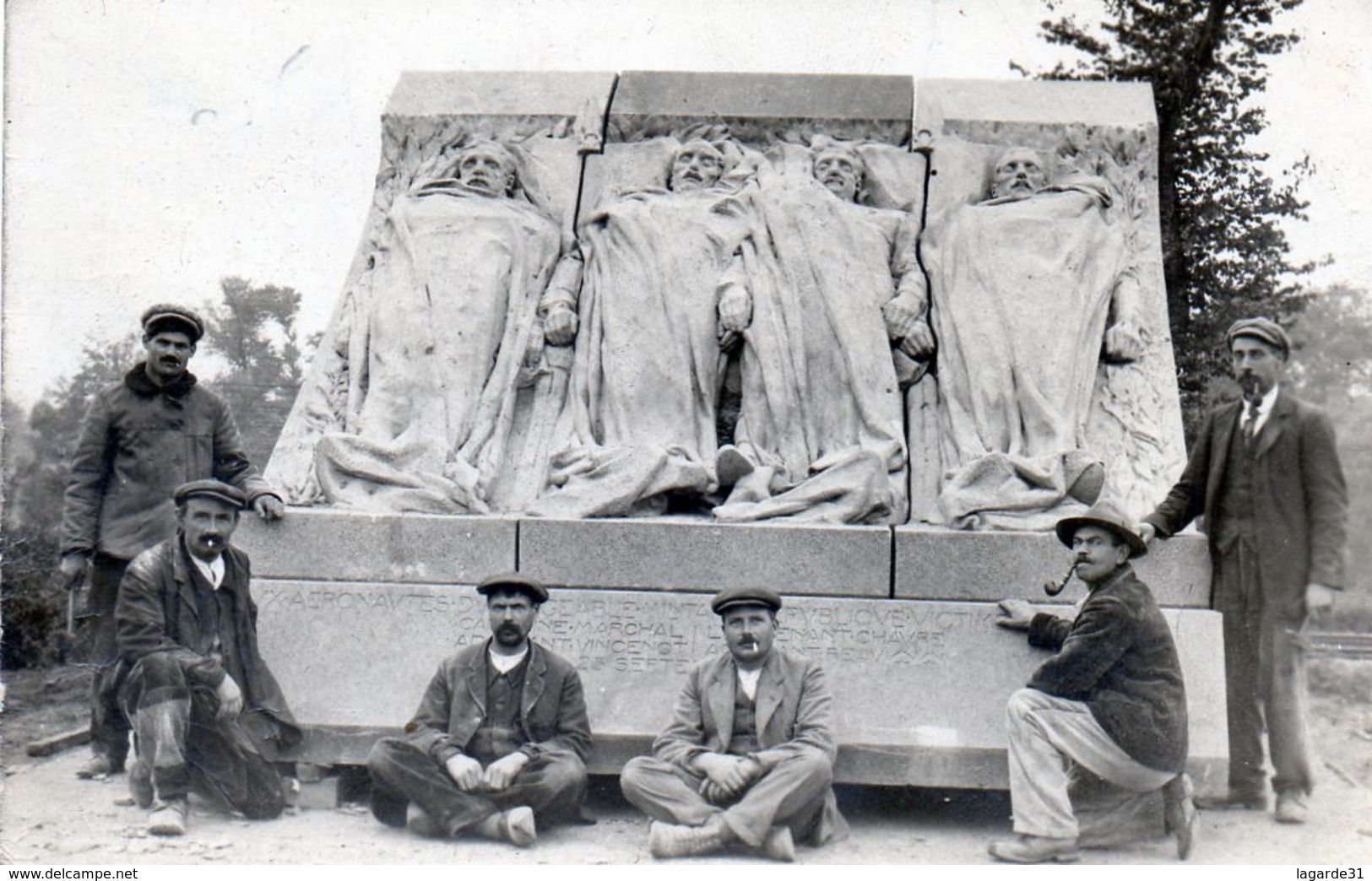 Carte Photo Ouvriers Devant Monument Erigée Aux Victimes Accident  Dirigeable La République Le 25 Septembre 1909 Trevol - Autres & Non Classés