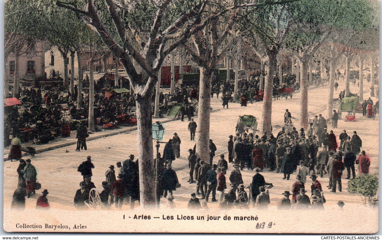 13 ARLES - Les Lices Un Jour De Marché - Arles