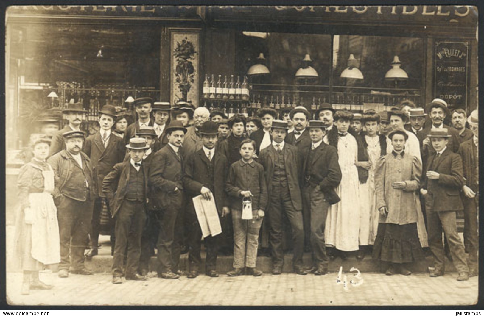 FRANCE: 1908 Real Photo PC: Group Of People In Front Of A Restaurant? (staff?), VF Quality! - Sonstige & Ohne Zuordnung