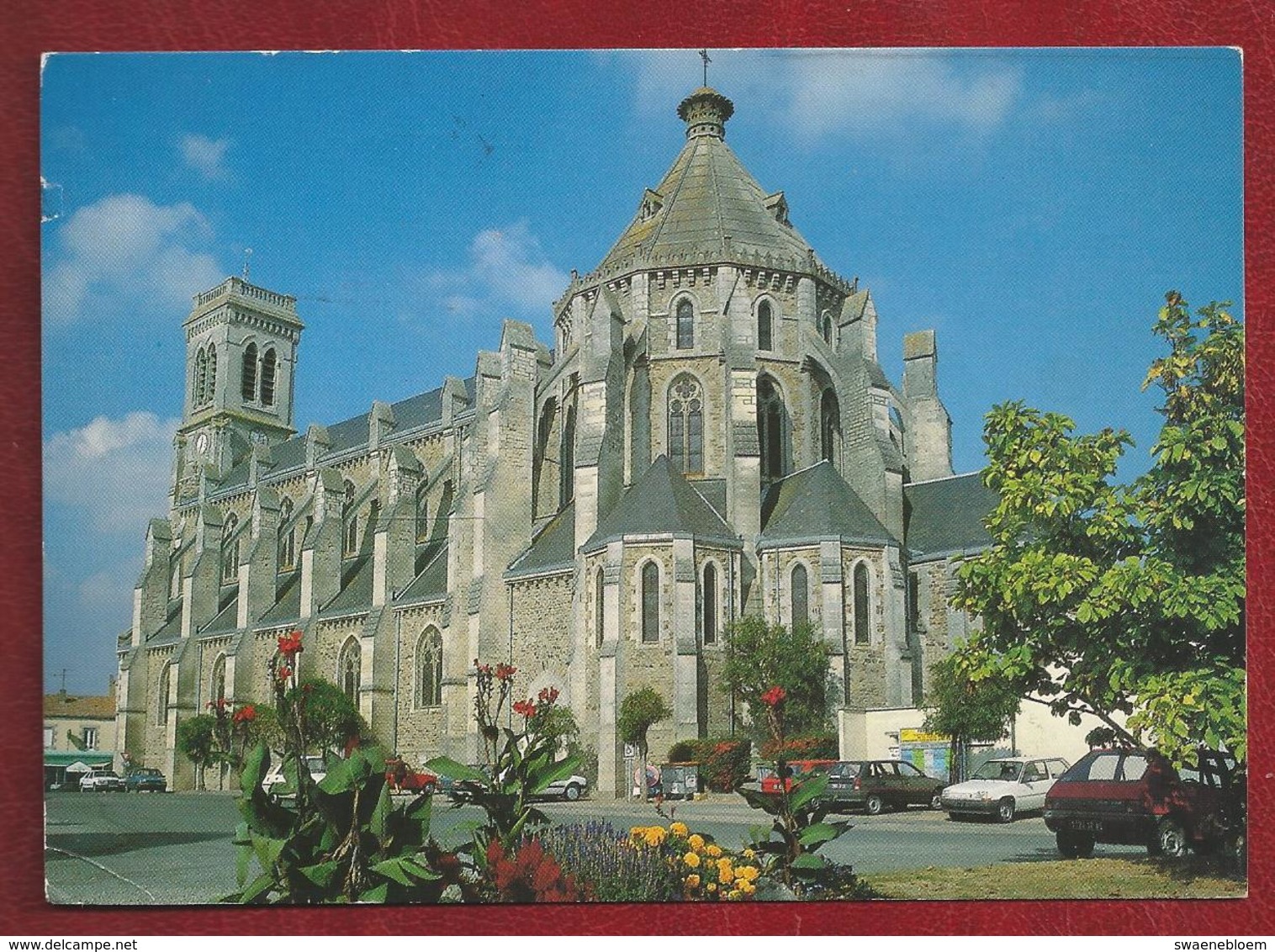 FR.- AIZENAY. L'Eglise St. Benoit. Foto Pierre Morisan. Old Cars. - Aizenay