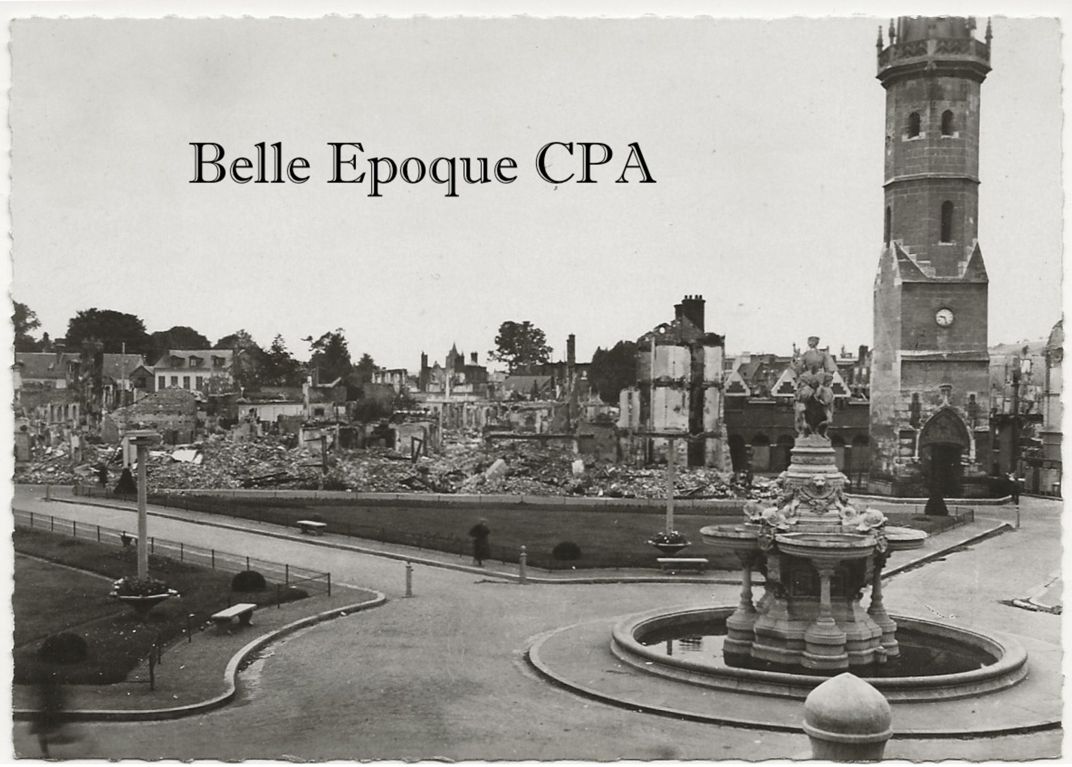 27 - ÉVREUX - Juin 1940 - Place De L'Hôtel-de-Ville +++++ Édit. M. Curé, Évreux ++++ CPSM / RUINES - Evreux