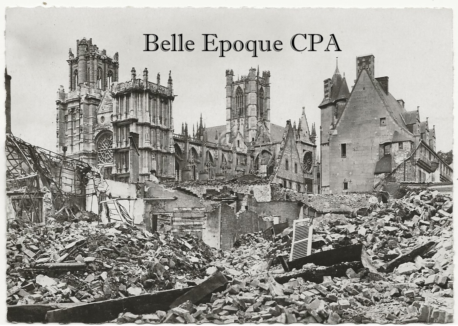 27 - ÉVREUX - Juin 1940 - La Cathédrale +++++ Édit. M. Curé, Évreux ++++ CPSM / RUINES - Evreux